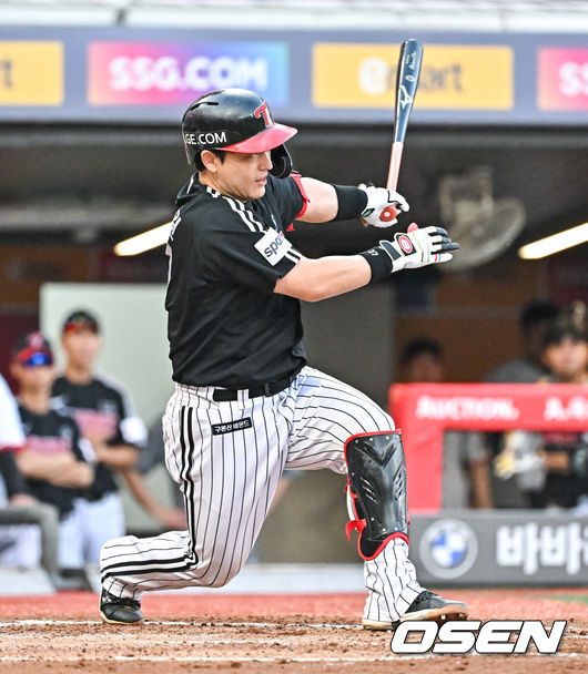 [OSEN=인천, 박준형 기자] 19일 인천SSG랜더스필드에서 2023 신한은행 SOL KBO리그 SSG 랜더스와 LG 트윈스의 경기가 진행됐다.3회초 1사 2,3루 LG 박동원이 1타점 희생타를 날리고 있다. 2023.08.18  / soul1014@osen.co.kr