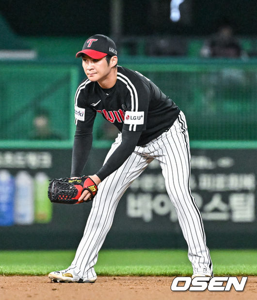 [OSEN=인천, 박준형 기자] 19일 인천SSG랜더스필드에서 2023 신한은행 SOL KBO리그 SSG 랜더스와 LG 트윈스의 경기가 진행됐다.8회말 대타로 출전했던 LG 오지환이 수비 준비 동작을 취하고 있다.  2023.08.18  / soul1014@osen.co.kr