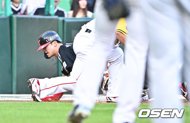 [OSEN=인천, 박준형 기자] 19일 인천SSG랜더스필드에서 2023 신한은행 SOL KBO리그 SSG 랜더스와 LG 트윈스의 경기가 진행됐다.3회초 무사 1,2루 LG 신민재의 타석때 2루 주자 박해민이 더블스틸로 3루 세이프되고 있다.    2023.08.18  / soul1014@osen.co.kr