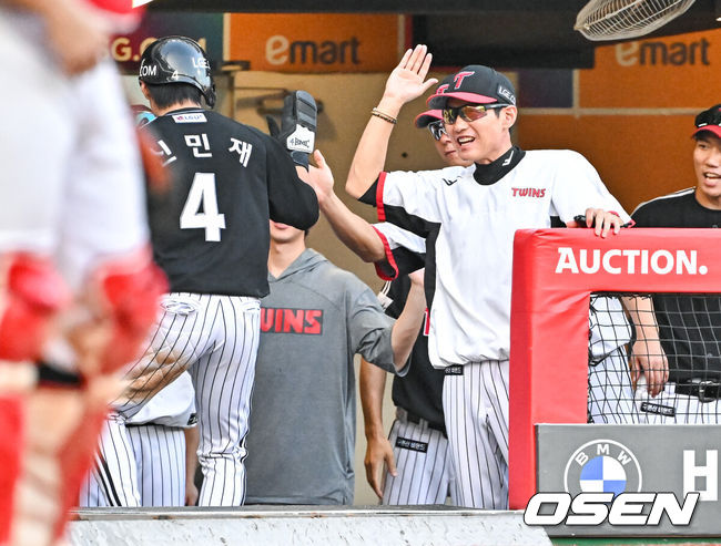 [OSEN=인천, 박준형 기자] 19일 인천SSG랜더스필드에서 2023 신한은행 SOL KBO리그 SSG 랜더스와 LG 트윈스의 경기가 진행됐다.3회초 무사 2루 LG 김현수의 1타점 적시타때 2루 주자 신민재가 홈을 밟은 뒤 염경엽 감독과 하이파이블르 하고 있다.  2023.08.18  / soul1014@osen.co.kr