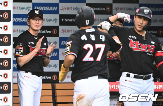 [OSEN=조은정 기자] KT 배정대가 득점 후 이강철 감독의 박수를 받고 있다. 2023.08.06 /cej@osen.co.kr