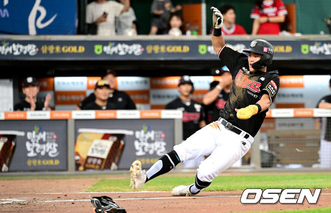 [OSEN=대전, 최규한 기자] 7회초 1사 3루 상황 KT 김민혁의 투수 뜬공 때 한화 투수 김범수가 송구 실책을 범해 3루수 노시환이 포구에 실패했다. 태그업 하며 홈으로 향해 득점을 올리는 배정대. 2023.08.20 / dreamer@osen.co.kr