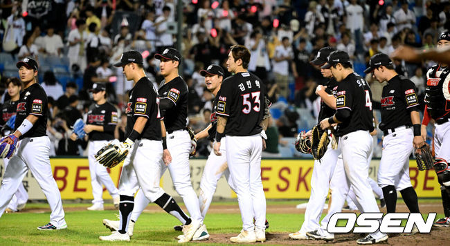 [OSEN=대전, 최규한 기자] 경기를 마치고 승리한 KT 선수들이 인사를 나눈 뒤 그라운드를 나서고 있다. 2023.08.20 / dreamer@osen.co.kr