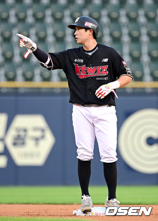 [OSEN=잠실, 최규한 기자] KT 이호연이 왼쪽 2루타를 날리고 2루에 안착해 기뻐하고 있다. 2023.08.16 / dreamer@osen.co.kr