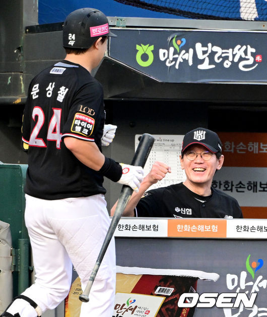 [OSEN=대전, 최규한 기자] 20일 오후 대전 한화생명이글스파크에서 ‘2023 신한은행 SOL KBO리그’ 한화 이글스와 KT 위즈의 경기가 열렸다.7회초 무사 선두타자로 나선 KT 문상철이 선제 우월 솔로포를 날리고 홈을 밟은 뒤 이강철 감독과 인사를 나누고 있다. 2023.08.20 / dreamer@osen.co.kr