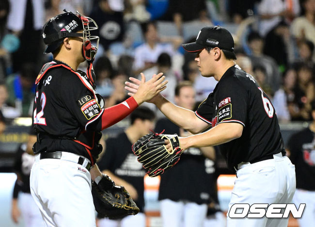 [OSEN=대전, 최규한 기자] 9회말 마운드에 올라 경기를 마무리지은 KT 투수 김재윤과 포수 장성우가 인사를 나누고 있다. 2023.08.20 / dreamer@osen.co.kr