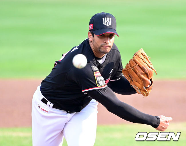 [OSEN=대전, 최규한 기자] 20일 오후 대전 한화생명이글스파크에서 ‘2023 신한은행 SOL KBO리그’ 한화 이글스와 KT 위즈의 경기가 열렸다.1회말 KT 선발 쿠에바스가 힘차게 공을 뿌리고 있다. 2023.08.20 / dreamer@osen.co.kr