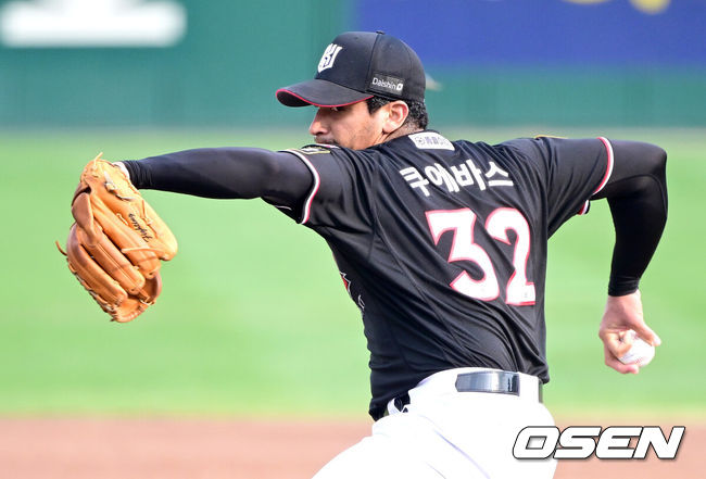 [OSEN=대전, 최규한 기자] 20일 오후 대전 한화생명이글스파크에서 ‘2023 신한은행 SOL KBO리그’ 한화 이글스와 KT 위즈의 경기가 열렸다.1회말 KT 선발 쿠에바스가 힘차게 공을 뿌리고 있다. 2023.08.20 / dreamer@osen.co.kr