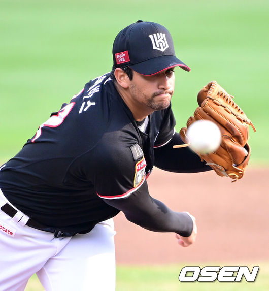 [OSEN=대전, 최규한 기자] 20일 오후 대전 한화생명이글스파크에서 ‘2023 신한은행 SOL KBO리그’ 한화 이글스와 KT 위즈의 경기가 열렸다.1회말 KT 선발 쿠에바스가 힘차게 공을 뿌리고 있다. 2023.08.20 / dreamer@osen.co.kr