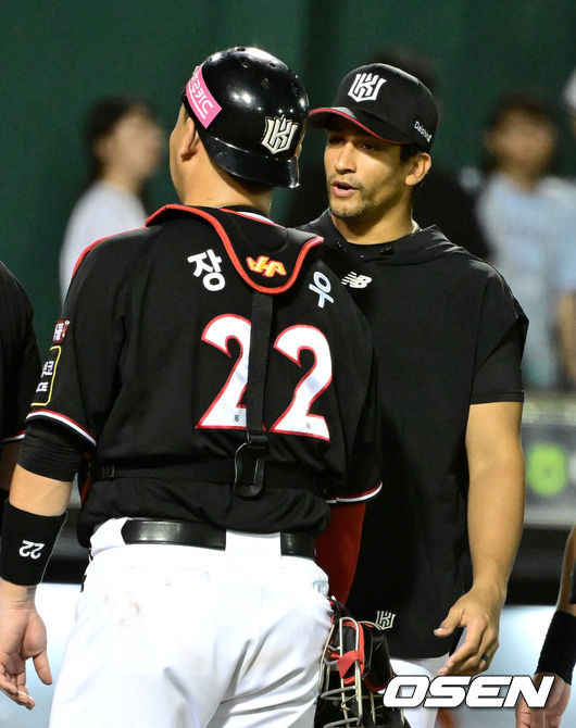 [OSEN=대전, 최규한 기자] 승리투수 KT 쿠에바스와 포수 장성우가 인사를 나누고 있다. 2023.08.20 / dreamer@osen.co.kr