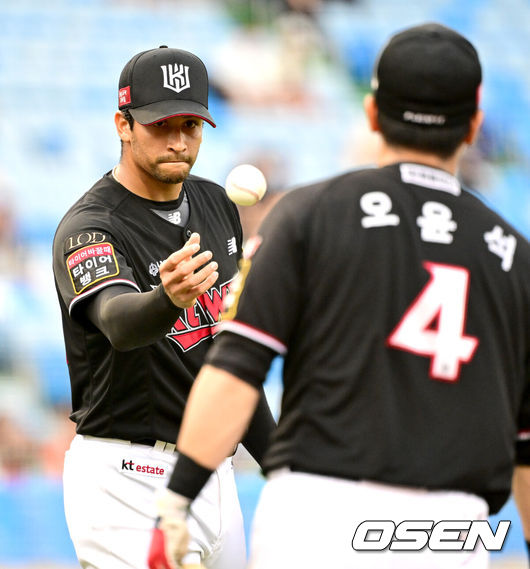 [OSEN=대전, 최규한 기자] 5회말 한화 이진영의 내야 땅볼 때 KT 3루수 황재균의 실책으로 타자 주자가 출루했다. 1루수 오윤석에게 공을 건네받고 있는 선발 쿠에바스. 2023.08.20 / dreamer@osen.co.kr