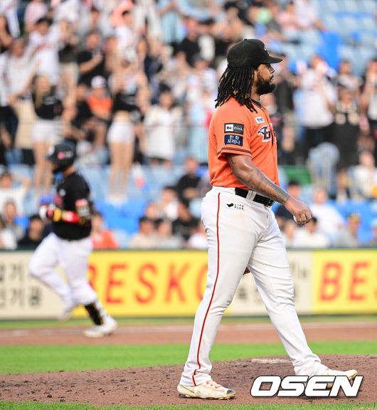 [OSEN=대전, 최규한 기자] 7회 KT 문상철에게 우월 솔로포를 내준 한화 선발 페냐가 아쉬워하고 있다. 2023.08.20 / dreamer@osen.co.kr