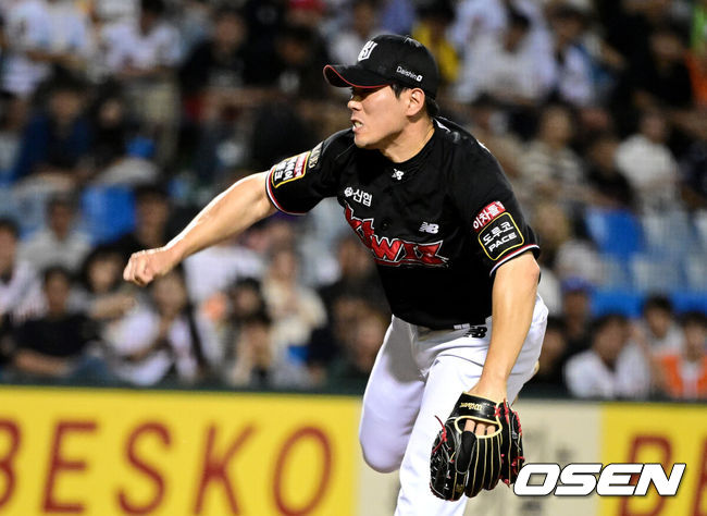 [OSEN=대전, 최규한 기자] 20일 오후 대전 한화생명이글스파크에서 ‘2023 신한은행 SOL KBO리그’ 한화 이글스와 KT 위즈의 경기가 열렸다.9회말 마운드에 오른 KT 투수 김재윤이 힘차게 공을 뿌리고 있다. 2023.08.20 / dreamer@osen.co.kr