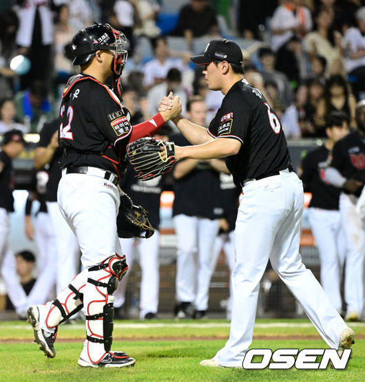 [OSEN=대전, 최규한 기자] 9회말 마운드에 올라 경기를 마무리지은 KT 투수 김재윤과 포수 장성우가 인사를 나누고 있다. 2023.08.20 / dreamer@osen.co.kr