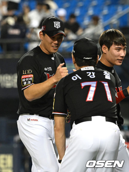 [OSEN=잠실, 이대선 기자] KT 김재윤이 이강철 감독과 승리의 기쁨을 나누고 있다. 2023.08.15 /sunday@osen.co.kr