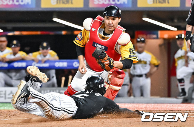 [OSEN=인천, 박준형 기자] 18일 인천 SSG랜더스필드에서 2023 신한은행 SOL KBO리그 SSG 랜더스와 LG 트윈스의 경기가 진행됐다. 연장 10회초 1사 1,3루 LG 정주현 타석 더블스틸 작전때 이재원 포수가 3루 주자 문보경을 홈태그아웃시키고 있다.  2023.08.18  / soul1014@osen.co.kr