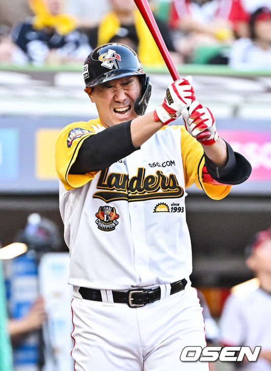 [OSEN=인천, 박준형 기자] 19일 인천 SSG랜더스필드에서 2023 신한은행 SOL KBO리그 SSG 랜더스와 LG 트윈스의 경기가 진행됐다. 2회말 2사 1,2루 SSG 이재원이 내야뜬공 타구를 날린뒤 아쉬워하고 있다.    2023.08.18  / soul1014@osen.co.kr