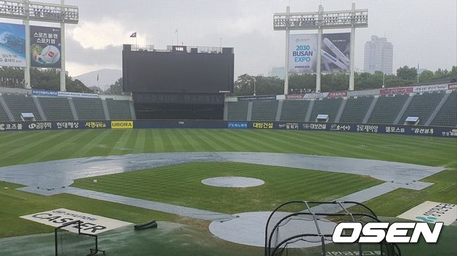 [OSEN=잠실, 한용섭 기자] 22일 오후 기습 폭우가 내리는 잠실구장. / OSEN DB