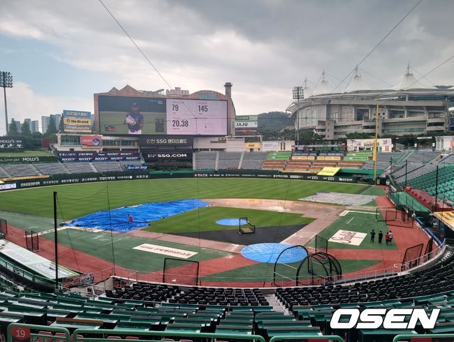 [OSEN=인천, 홍지수 기자] SSG 랜더스와 NC 다이노스의 주중 3연전 첫 경기는 정상적으로 진행될 수 있을까. 비에 젖은 그라운드는 정비 중이지만 비 예보는 계속 있다./knightjisu@osen.co.kr