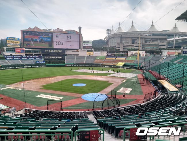 [OSEN=인천, 홍지수 기자] SSG 랜더스와 NC 다이노스의 주중 3연전 첫 경기는 정상적으로 진행될 수 있을까. 비에 젖은 그라운드는 정비 중이지만 비 예보는 계속 있다./knightjisu@osen.co.kr