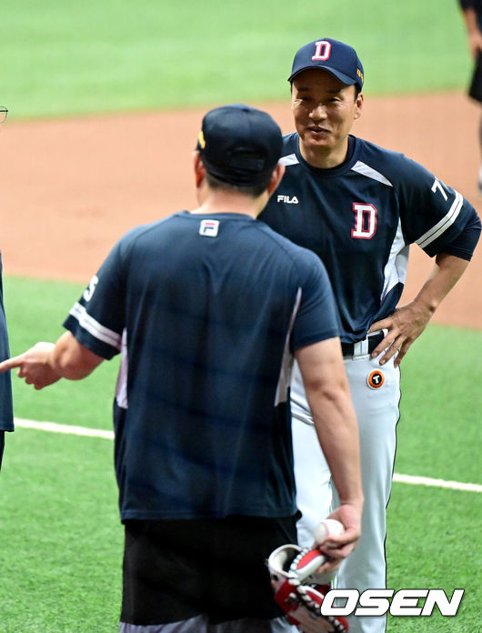 [OSEN=고척, 최규한 기자] 22일 오후 서울 고척스카이돔에서 ‘2023 신한은행 SOL KBO리그’ 키움 히어로즈와 두산 베어스의 경기가 열린다.경기를 앞두고 진행된 훈련에서 부상을 털고 1군에 복귀한 두산 양의지가 이승엽 감독과 대화를 나누고 있다. 2023.08.22 / dreamer@osen.co.kr