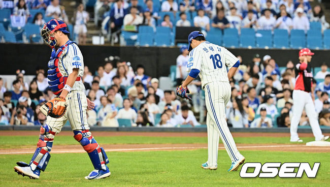 [OSEN=대구, 이석우 기자] 20일 대구 삼성라이온즈파크에서 2023 신한은행 SOL KBO리그 삼성 라이온즈와 KIA 타이거즈의 경기가 열렸다. 삼성 라이온즈 원태인이 경기 재개된 3회초 KIA 타이거즈 김태군을 투수앞 땅볼 처리 후 교체되고 있다. 2023.08.20 / foto0307@osen.co.kr