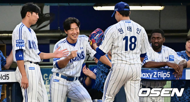 [OSEN=대구, 이석우 기자] 20일 대구 삼성라이온즈파크에서 2023 신한은행 SOL KBO리그 삼성 라이온즈와 KIA 타이거즈의 경기가 열렸다. 삼성 라이온즈 원태인이 경기 재개된 3회초 KIA 타이거즈 김태군을 투수앞 땅볼 처리 후 교체되고 있다. 2023.08.20 / foto0307@osen.co.kr