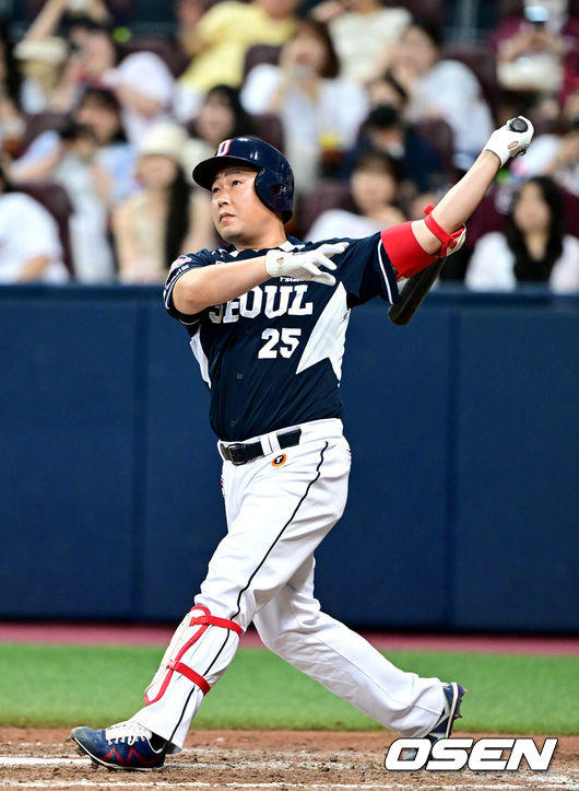 [OSEN=고척, 최규한 기자] 22일 오후 서울 고척스카이돔에서 ‘2023 신한은행 SOL KBO리그’ 키움 히어로즈와 두산 베어스의 경기가 열렸다.8회초 1사 주자없는 상황 대타로 나선 두산 양의지가 달아나는 좌중간 솔로포를 날리고 있다. 2023.08.22 / dreamer@osen.co.kr