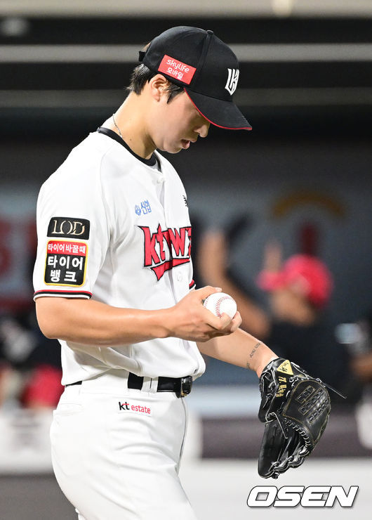 [OSEN=수원, 김성락 기자]6회초 2사 만루 KT 엄상백이 KIA 김선빈에게 역전 2타점 적시타를 허용, 아쉬워하고 있다. 2023.08.22 /ksl0919@osen.co.kr