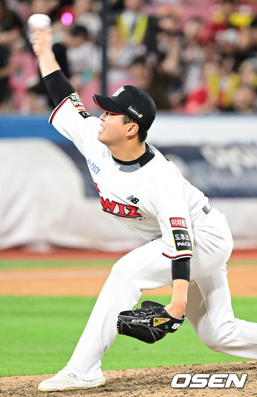 [OSEN=수원, 김성락 기자] 6회초 2사 2, 3루 KT 손동현이 마운드에 올라 힘차게 공을 뿌리고 있다. 2023.08.22 /ksl0919@osen.co.kr