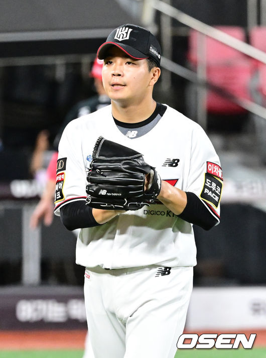 [OSEN=수원, 김성락 기자] 7회초 종료 후 KT 손동현이 더그아웃으로 이동하고 있다. 2023.08.22 /ksl0919@osen.co.kr