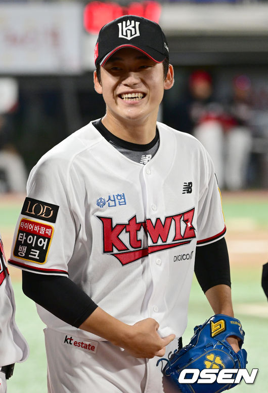 [OSEN=수원, 김성락 기자] 8회초 종료 후 케이티 박영현이 미소짓고 있다. 2023.08.22 /ksl0919@osen.co.kr