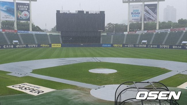 [OSEN=잠실, 한용섭 기자] 22일에 이어 23일에도 잠실구장에는 비가 내리고 있다. /orange@osen.co.kr