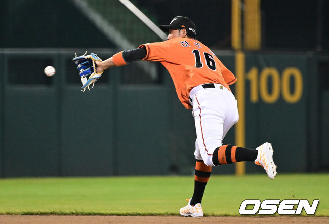 [OSEN=대전, 최규한 기자] 한화 유격수 하주석이 타구를 쫓고 있다. 2023.07.21 / dreamer@osen.co.kr