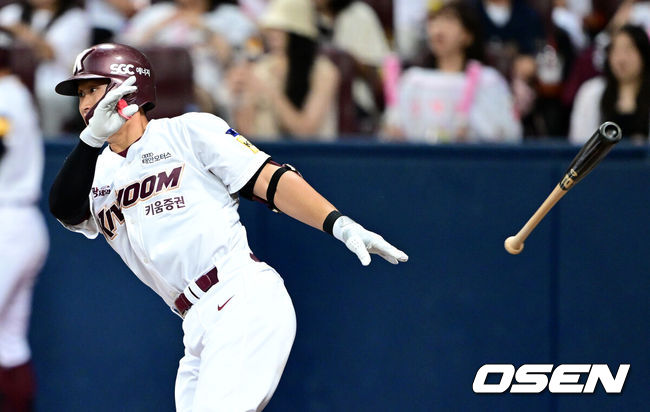 [OSEN=고척, 최규한 기자] 22일 오후 서울 고척스카이돔에서 ‘2023 신한은행 SOL KBO리그’ 키움 히어로즈와 두산 베어스의 경기가 열렸다.5회말 무사 1루 상황 키움 주성원이 안타를 날리고 있다. 2023.08.22 / dreamer@osen.co.kr