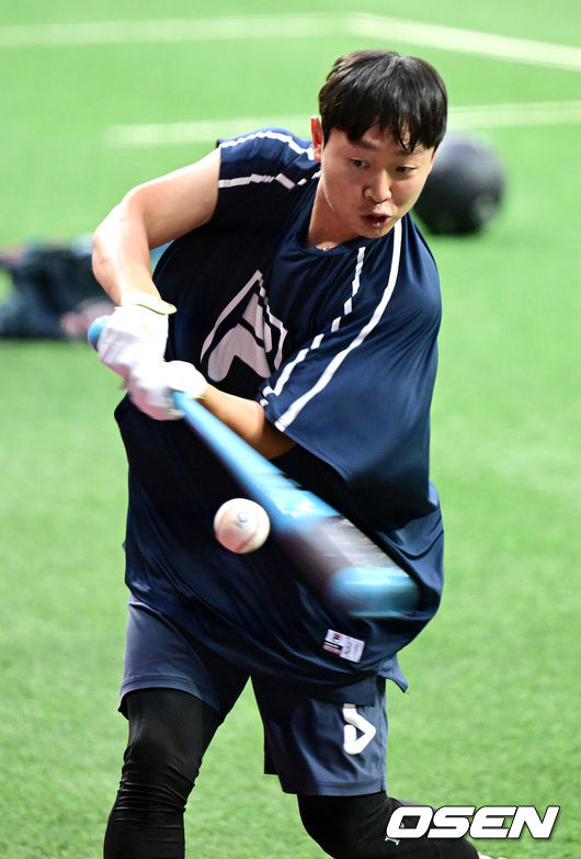 [OSEN=고척, 최규한 기자] 22일 오후 서울 고척스카이돔에서 ‘2023 신한은행 SOL KBO리그’ 키움 히어로즈와 두산 베어스의 경기가 열린다.경기를 앞두고 진행된 훈련에서 두산 정수빈이 타격 훈련을 하고 있다. 2023.08.22 / dreamer@osen.co.kr