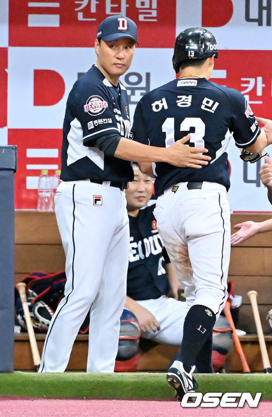 [OSEN=고척, 민경훈 기자] 23일 오후 서울 고척스카이돔에서 ‘2023 신한은행 SOL KBO리그’ 키움 히어로즈와 두산 베어스의 경기가 열렸다.9회초 1사 주자 2루 두산 조수행의 1타점 적시 2루타때 홈을 밟은 허경민이 덕아웃에서 이승엽 감독의 축하를 받고 있다. 2023.08.23 / rumi@osen.co.kr