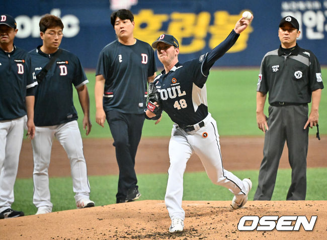 [OSEN=고척, 민경훈 기자] 23일 오후 서울 고척스카이돔에서 ‘2023 신한은행 SOL KBO리그’ 키움 히어로즈와 두산 베어스의 경기가 열렸다. 1회말 1사 주자 1루 키움 도슨의 타구에 맞은 두산 선발 브랜든이 시험구를 던져보고 있다. 2023.08.23 / rumi@osen.co.kr