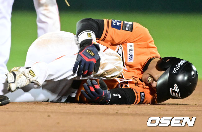 [OSEN=대전, 지형준 기자] 한화 이명기가 2루 도루를 시도하며 부상으로 괴로워하고 있다. 2023.04.07 /jpnews@osen.co.kr