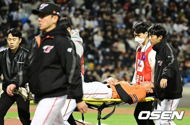 [OSEN=대전, 지형준 기자] 5회말 2사 1루에서 한화 이명기가 2루 도루를 시도하다 부상을 당하며 들것에 실려 교체되고 있다. 2023.04.07 /jpnews@osen.co.kr