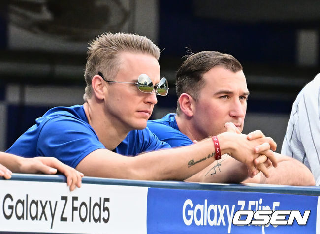 [OSEN=이석우 기자] 삼성 데이비드 뷰캐넌(왼쪽)이 선글라스를 거꾸로 쓰고 테일러 와이드너와 함께 경기를 지켜보고 있다. 2023.08.20 / foto0307@osen.co.kr