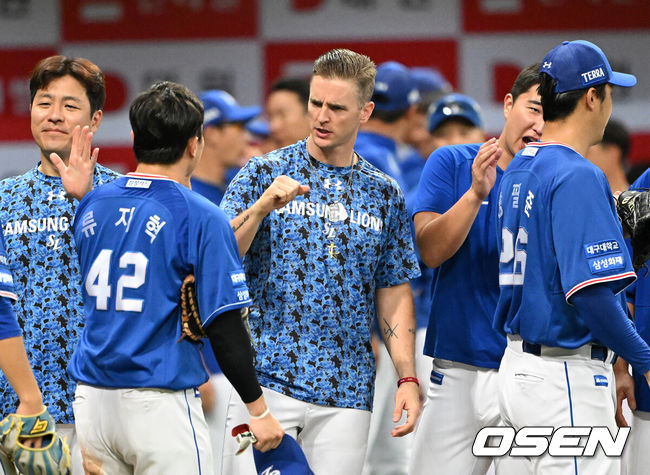 [OSEN=이대선 기자] 삼성 데이비드 뷰캐넌이 류지혁 등 동료들과 승리의 기쁨을 나누고 있다. 2023.07.29 /sunday@osen.co.kr