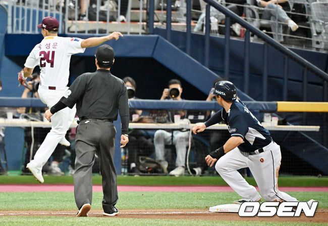 [OSEN=고척, 민경훈 기자] 23일 오후 서울 고척스카이돔에서 ‘2023 신한은행 SOL KBO리그’ 키움 히어로즈와 두산 베어스의 경기가 열렸다.  6회초 1사 1루 두산 강승호 안타 때 키움 우익수 임병욱의 송구가 두산 덕아웃으로 들어가고 있다.  2023.08.23 / rumi@osen.co.kr