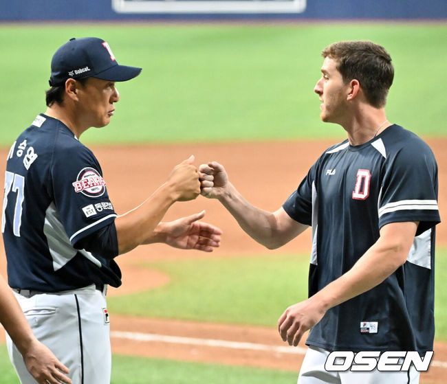 [OSEN=고척, 민경훈 기자] 23일 오후 서울 고척스카이돔에서 ‘2023 신한은행 SOL KBO리그’ 키움 히어로즈와 두산 베어스의 경기가 열렸다. 이 경기에서 두산은 키움에 11-4로 승리하며 2연승 질주를 했다.경기를 마치고 두산 이승엽 감독이 브랜든과 하이파이브를 하고 있다. 2023.08.23 / rumi@osen.co.kr
