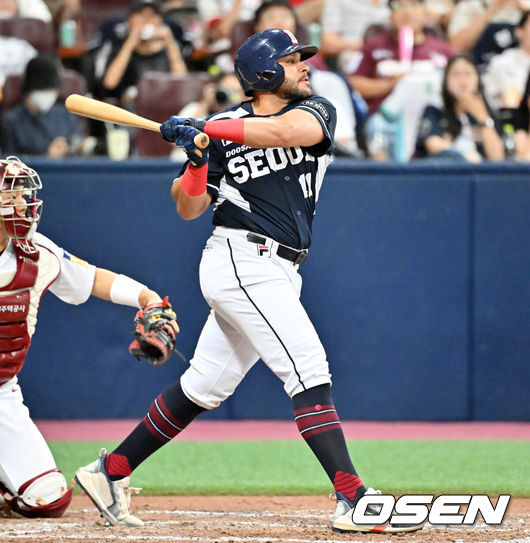 [OSEN=고척, 민경훈 기자] 24일 오후 서울 고척스카이돔에서 ‘2023 신한은행 SOL KBO리그’ 키움 히어로즈와 두산 베어스의 경기가 열렸다.5회초 1사 주자 2,3루 두산 로하스가 중견수 왼쪽 2타점 적시타를 날리고 있다. 2023.08.24 / rumi@osen.co.kr