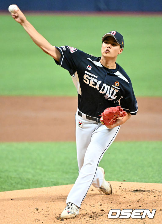 [OSEN=고척, 민경훈 기자] 24일 오후 서울 고척스카이돔에서 ‘2023 신한은행 SOL KBO리그’ 키움 히어로즈와 두산 베어스의 경기가 열렸다.두산 선발 김동주가 마운드 위에서 힘차게 공을 뿌리고 있다. 2023.08.24 / rumi@osen.co.kr