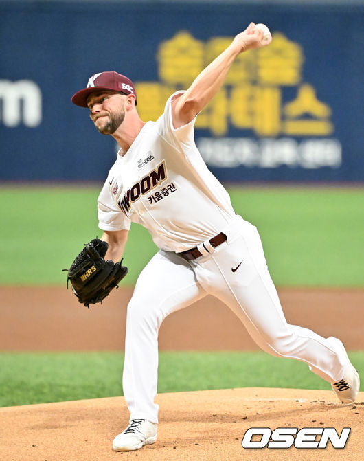 [OSEN=고척, 민경훈 기자] 24일 오후 서울 고척스카이돔에서 ‘2023 신한은행 SOL KBO리그’ 키움 히어로즈와 두산 베어스의 경기가 열렸다.키움 선발 맥키니가 마운드 위에서 힘차게 공을 뿌리고 있다. 2023.08.24 / rumi@osen.co.kr