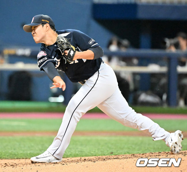 [OSEN=고척, 민경훈 기자] 24일 오후 서울 고척스카이돔에서 ‘2023 신한은행 SOL KBO리그’ 키움 히어로즈와 두산 베어스의 경기가 열렸다.2회말 1사 주자 만루 키움 도슨에게 우익수 희생플라이로 역전을 허용한 두산 선발 김동주가 강판을 당한 후 마운드에 오른 최원준이 힘차게 공을 뿌리고 있다. 2023.08.24 / rumi@osen.co.kr