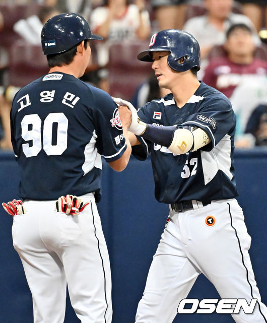 [OSEN=고척, 민경훈 기자] 24일 오후 서울 고척스카이돔에서 ‘2023 신한은행 SOL KBO리그’ 키움 히어로즈와 두산 베어스의 경기가 열렸다.3회초 1사 두산 김재호가 좌월 솔로 홈런을 때린 후 홈을 밟고 있다. 2023.08.24 / rumi@osen.co.kr