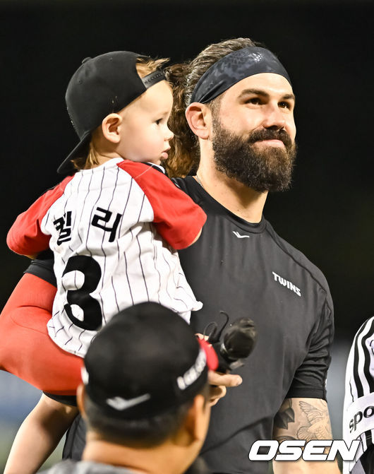 [OSEN=잠실, 박준형 기자] LG가 롯데에 승리를 거뒀다. LG는 24일 잠실구장에서 열린 2023시즌 KBO리그 롯데와 경기에서 3-1로 이겼다. 경기종료 후 6이닝 무실점으로 승리투수가 된 LG 켈리가 인터뷰를 하고 있다.  2023.08.24 / soul1014@osen.co.kr